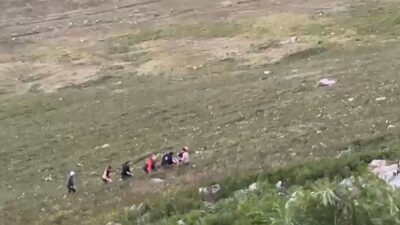 Ardahan’ın Göle ilçesinde sürücüsünün direksiyon hakimiyetini kaybettiği otomobil, uçuruma yuvarlandı.