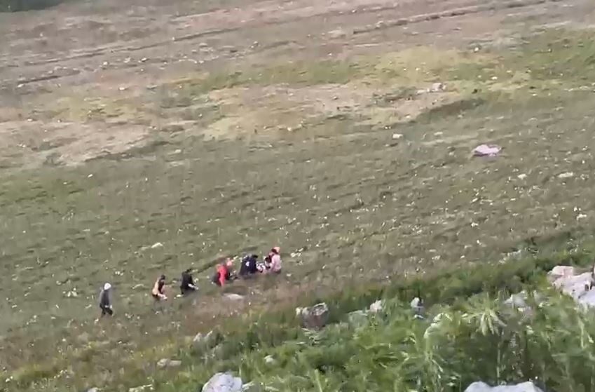 Ardahan’ın Göle ilçesinde sürücüsünün direksiyon hakimiyetini kaybettiği otomobil, uçuruma yuvarlandı.