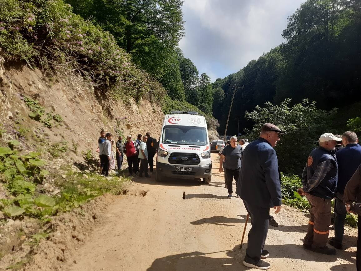 Sakarya’nın Akyazı ilçesinde kontrolden çıkan pat pat, dereye devrildi. Meydana