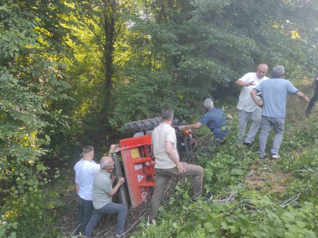 Zonguldak’ın Alaplı ilçesinde orman yolunda devrilen traktörün sürücüsü yaralandı. Sağlık