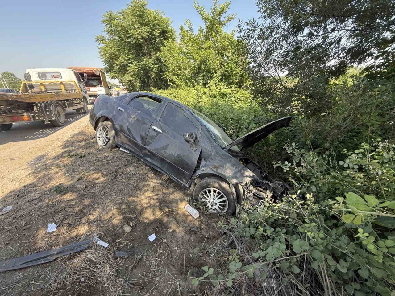 Anadolu Otoyolu Sakarya-Kocaeli geçişinde kontrolden çıkarak bariyerlere çarparak savrulan otomobile,