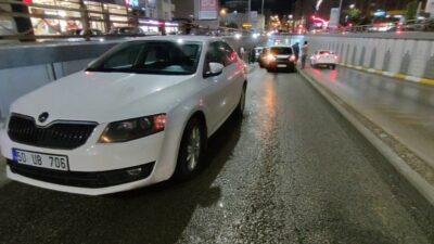 Erzurum’da köprülü kavşakta meydana gelen trafik kazasında 5 araç birbirine