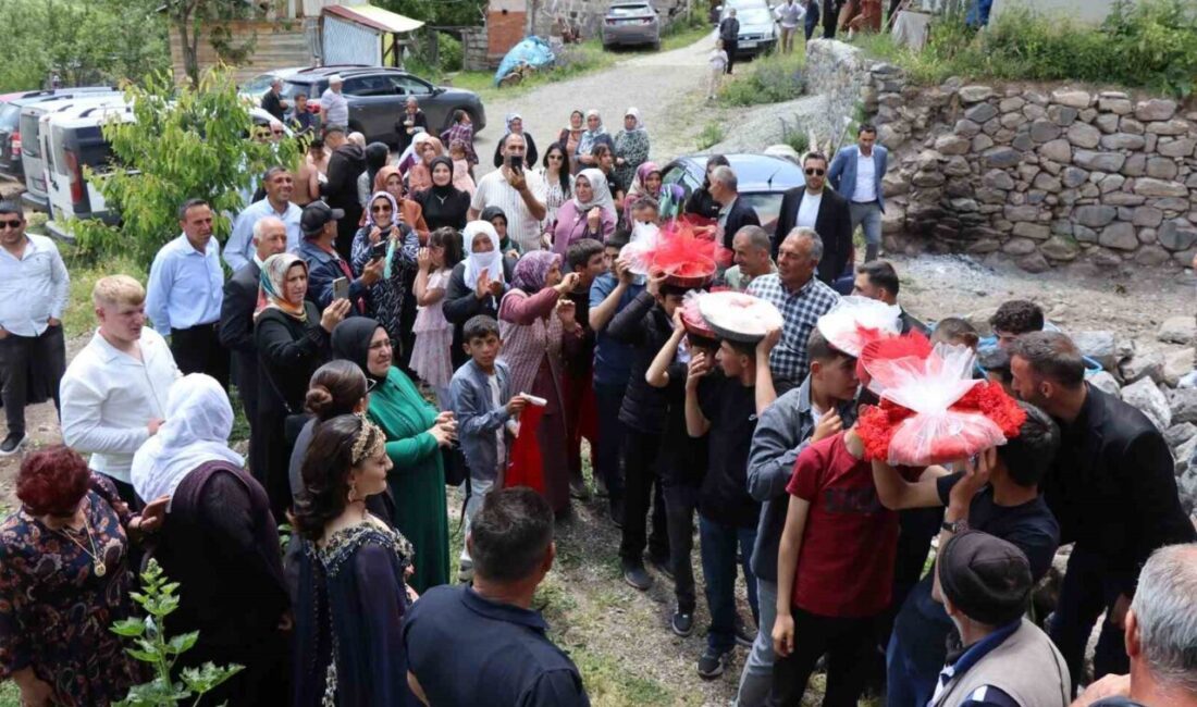Erzurum’un Şenkaya ilçesi Ormanlı Mahallesi’nde gerçekleştirilen düğün, yöresel gelenek ve