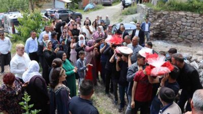 Erzurum’un Şenkaya ilçesi Ormanlı Mahallesi’nde gerçekleştirilen düğün, yöresel gelenek ve