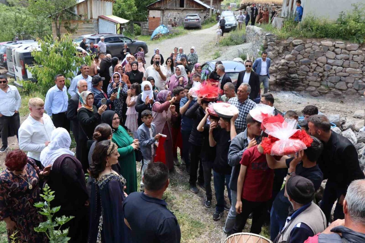 Erzurum’un Şenkaya ilçesi Ormanlı Mahallesi’nde gerçekleştirilen düğün, yöresel gelenek ve