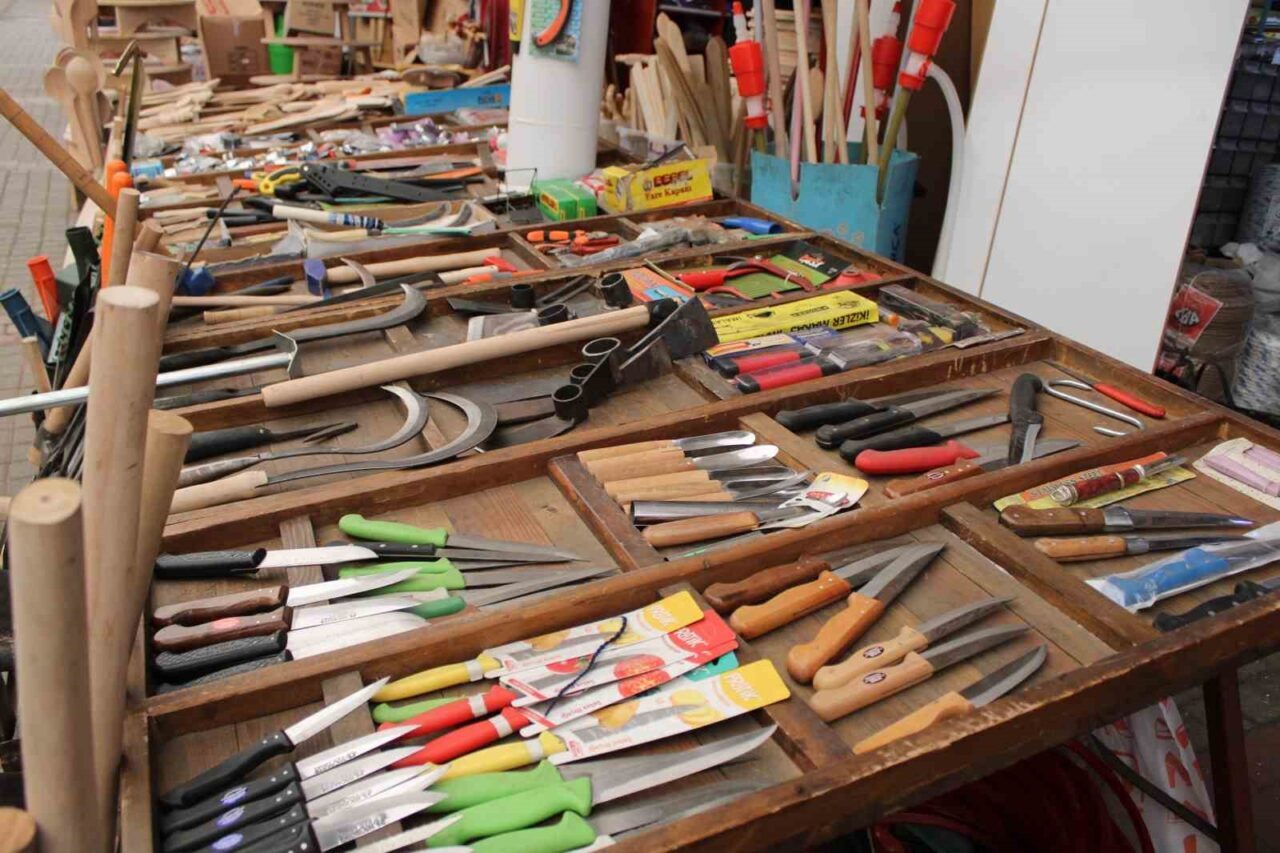 Kurban Bayramı’na sayılı günler kala bıçakçılarda hareketlilik yaşanırken, kurbana acı