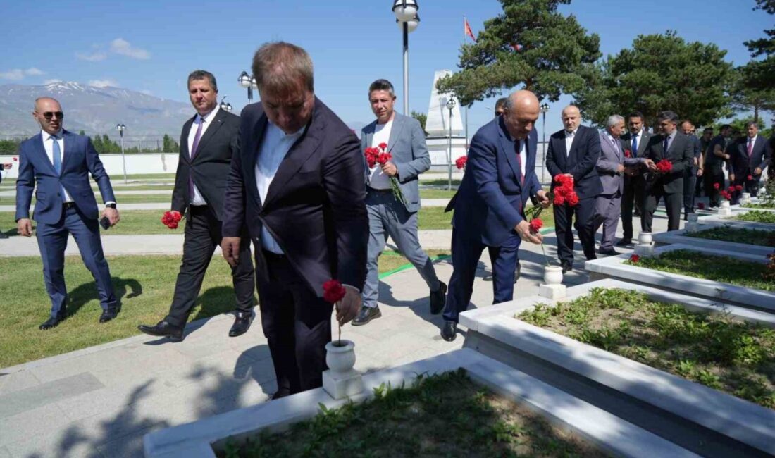 Erzincan’da Kurban Bayramı arifesinde şehit aileleri ve kent protokolü şehitliği