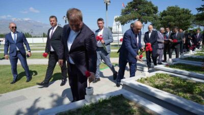 Erzincan’da Kurban Bayramı arifesinde şehit aileleri ve kent protokolü şehitliği