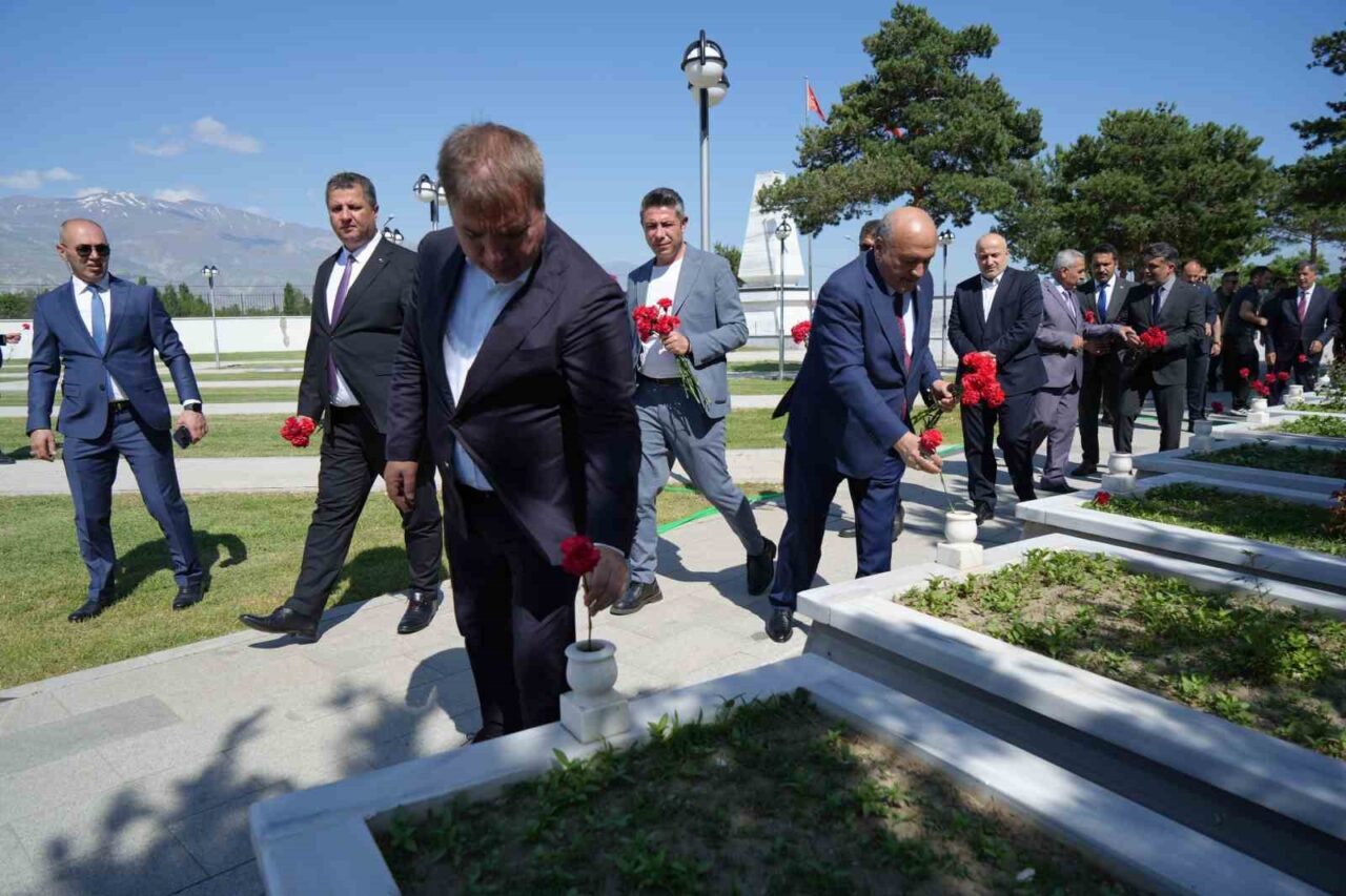 Erzincan’da Kurban Bayramı arifesinde şehit aileleri ve kent protokolü şehitliği