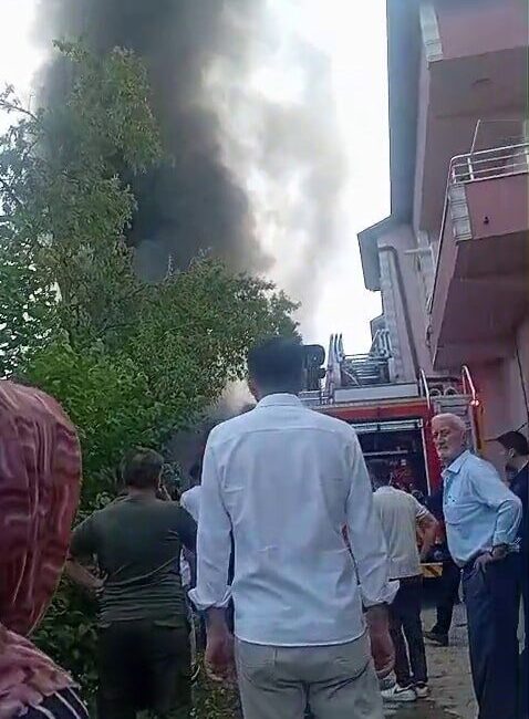 Sakarya’nın Geyve ilçesinde kurulukta başlayan yangın, yanındaki ahşap eve sıçradı.