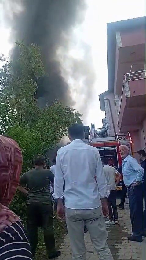 Sakarya’nın Geyve ilçesinde kurulukta başlayan yangın, yanındaki ahşap eve sıçradı.