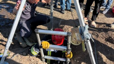 Erzurum’da itfaiye ekipleri su kuyusuna düşen koyunu kurtararak sahibine teslim