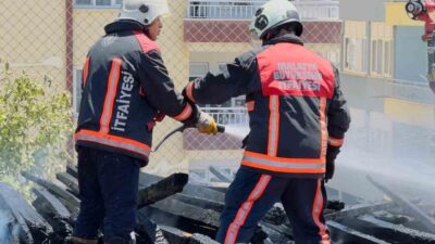 Malatya’nın Battalgazi ilçesinde ağır hasarlı bir okul binasının çatısında çıkan