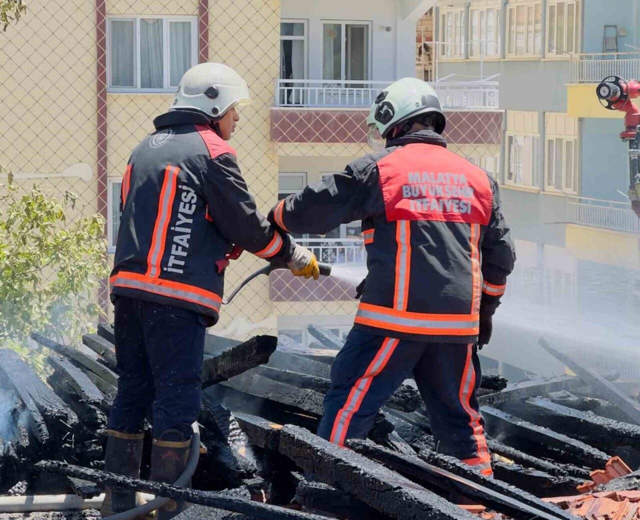 Malatya’nın Battalgazi ilçesinde ağır hasarlı bir okul binasının çatısında çıkan