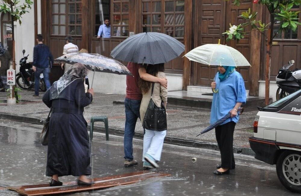 Meteorolojiden Bayburt için gök gürültülü sağanak yağış uyarısında bulunuldu. Meteoroloji