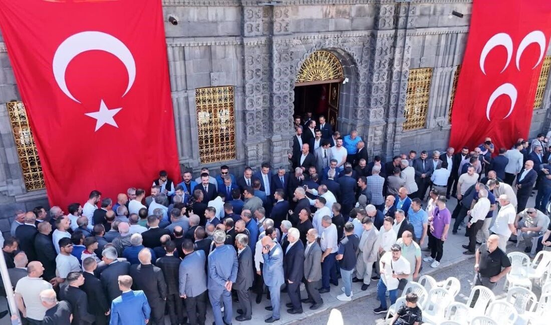 MHP Erzurum İl Başkanlığınca düzenlenen bayramlaşma programı yoğun katılımla yapıldı.