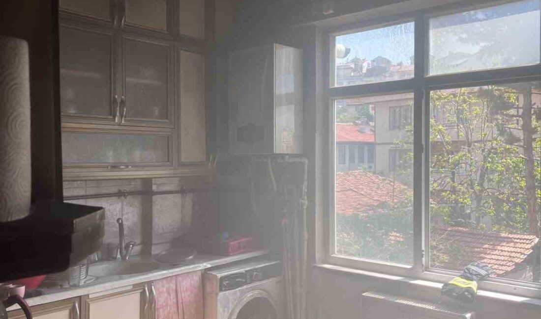 Kastamonu’nun Tosya ilçesinde bir evin mutfak kısmında çıkan yangın, itfaiye