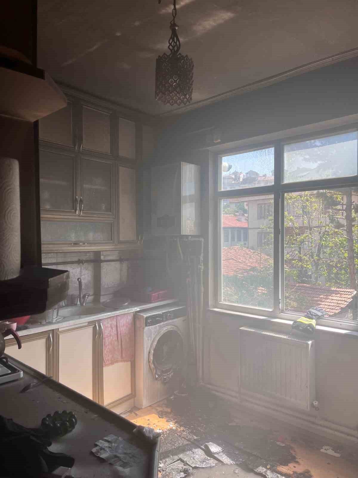 Kastamonu’nun Tosya ilçesinde bir evin mutfak kısmında çıkan yangın, itfaiye