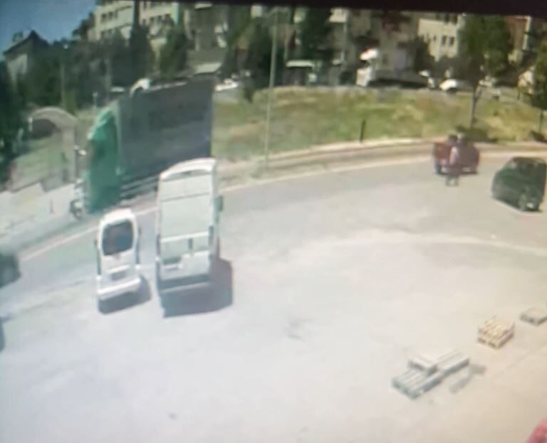 Sivas’ta bir nakliye kamyonu yayaya çarptı. Metrelerce savrulan kişi ağır