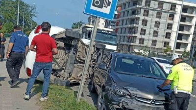 Ordu’nun Ünye ilçesinde 2 otomobilin çarpıştığı kazada araçlardan biri takla