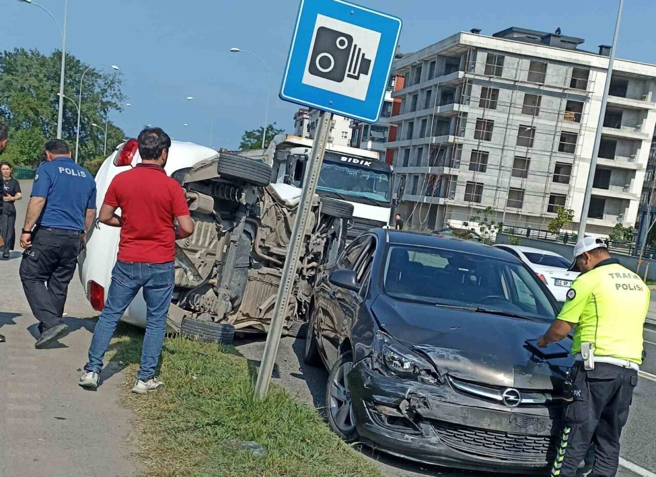 Ordu’nun Ünye ilçesinde 2 otomobilin çarpıştığı kazada araçlardan biri takla
