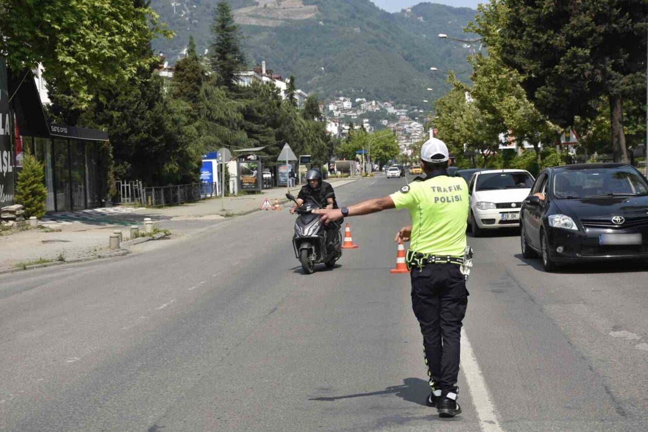 Ordu’da polis ekipleri tarafından trafik kazalarını azaltmaya yönelik yapılan denetimlerde