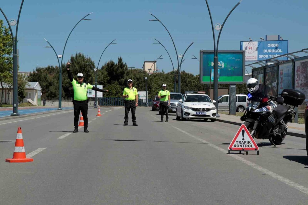 Ordu’da polis ekipleri tarafından trafik kazalarını azaltmaya yönelik yapılan denetimlerde