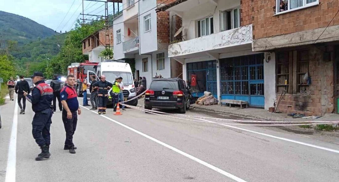 Ordu’da kontrolden çıkan cipin bir bakkalın önünde oturanları arasına daldığı