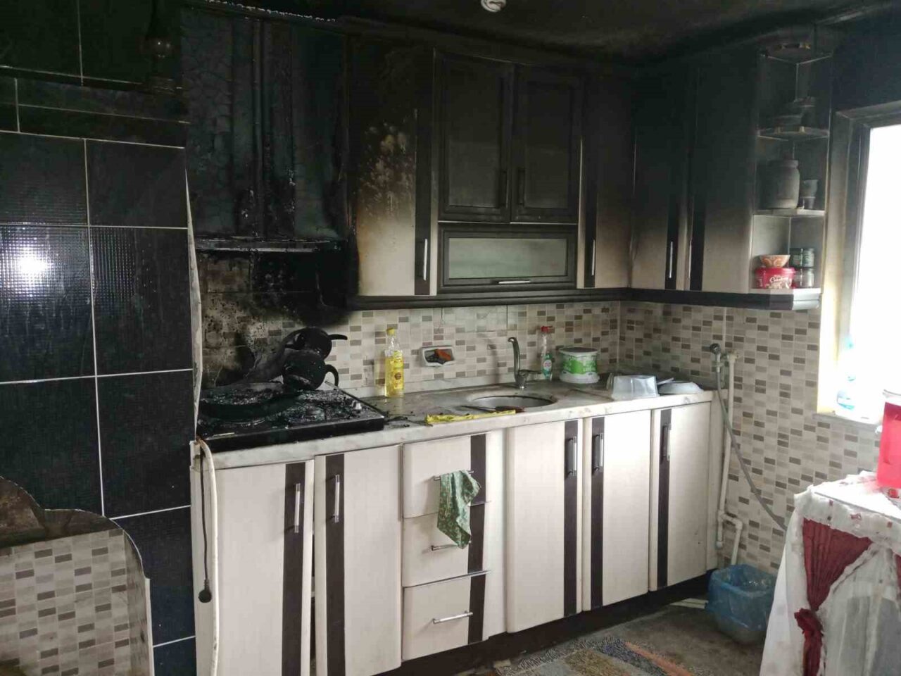 Ordu’nun Ünye ilçesinde ev sahibinin uyuduğu sırada ocakta unutulan yemekten