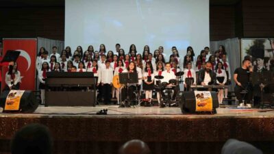 Erzincan’da müzik sınıflarında eğitim alan ortaokul öğrencilerinden oluşturulan koro, “Bozkırın