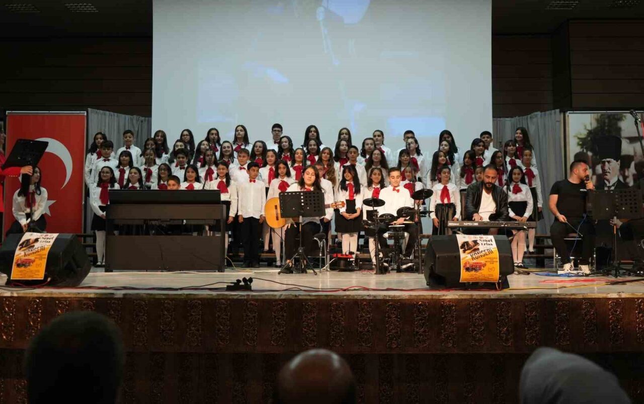 Erzincan’da müzik sınıflarında eğitim alan ortaokul öğrencilerinden oluşturulan koro, “Bozkırın