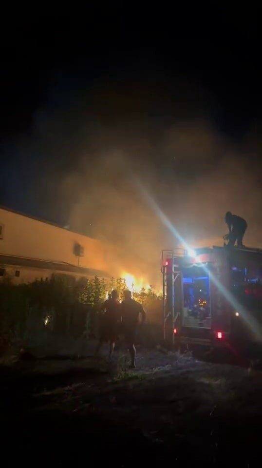 Sakarya’nın Akyazı ilçesinde otluk alanda çıkan yangın tül fabrikasının dış