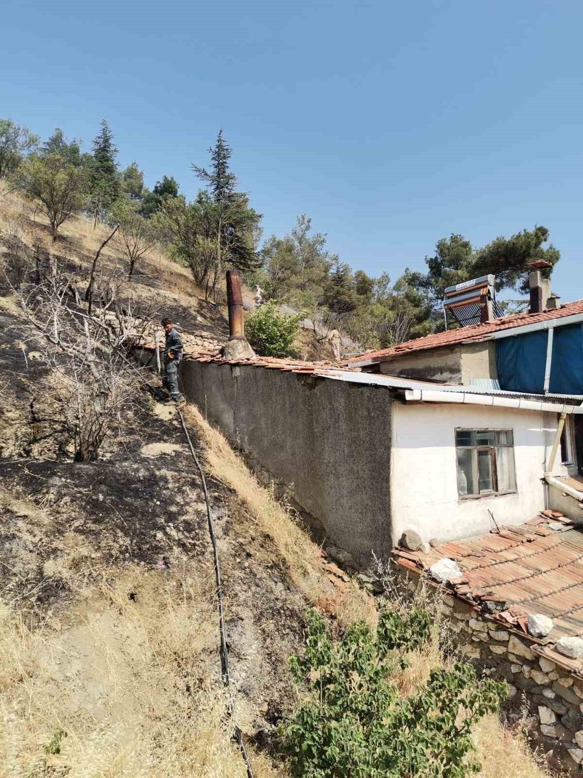 Amasya’nın Suluova ilçesinde otluk alanda çıkan yangın, itfaiyenin hızlı müdahalesiyle