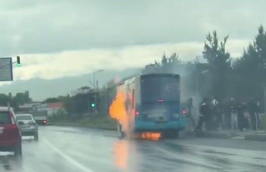Erzurum’da hareket halindeki belediye otobüsü bir anda alev aldı, yolcular