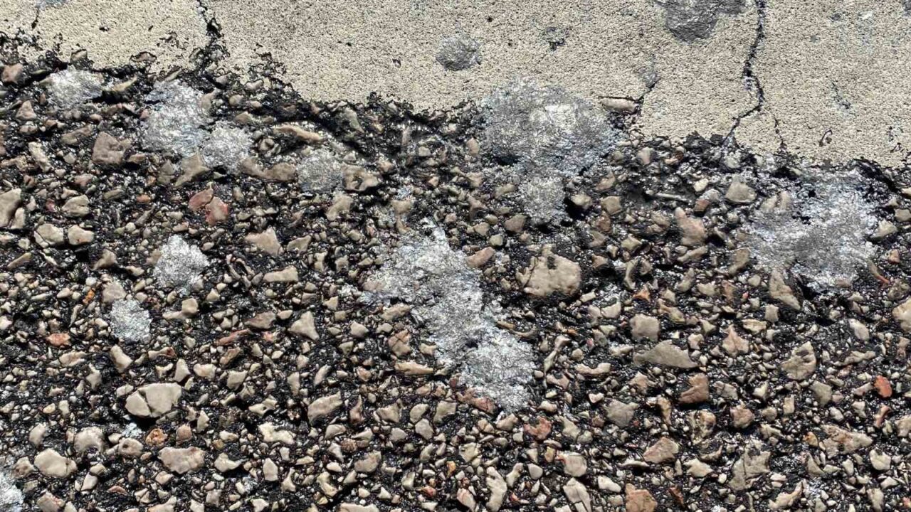 Kocaeli’nin İzmit ilçesindeki bir otobüs durağına kimliği belirsiz kişi veya