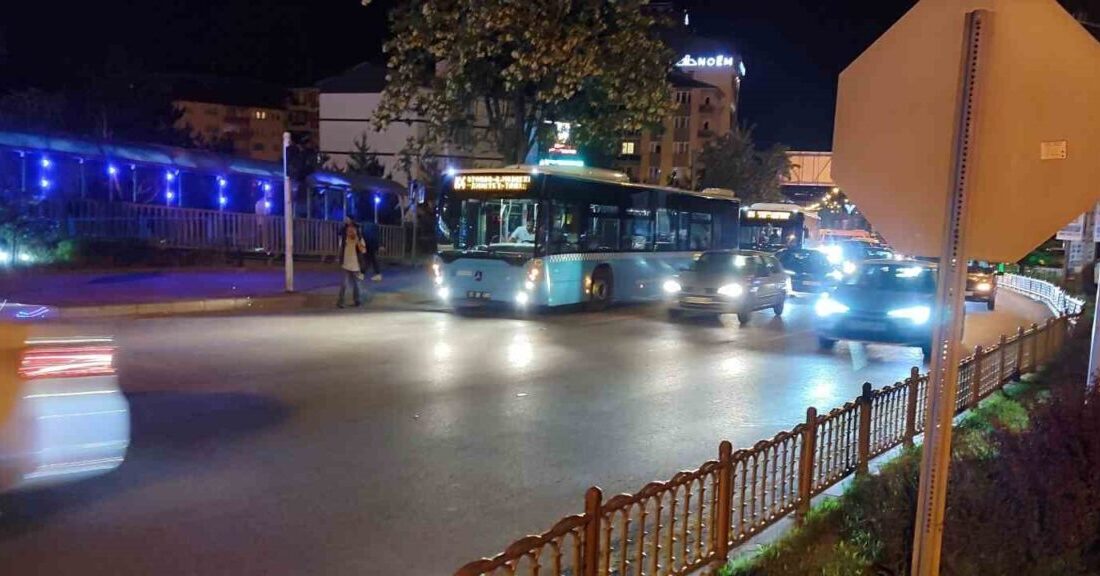 Otobüsten inen kadın yolcuya motosiklet çarptı Erzurum’da otobüsten inen üniversite öğrencisine motosiklet çarptı Erzurum’da Atatürk Üniversitesi