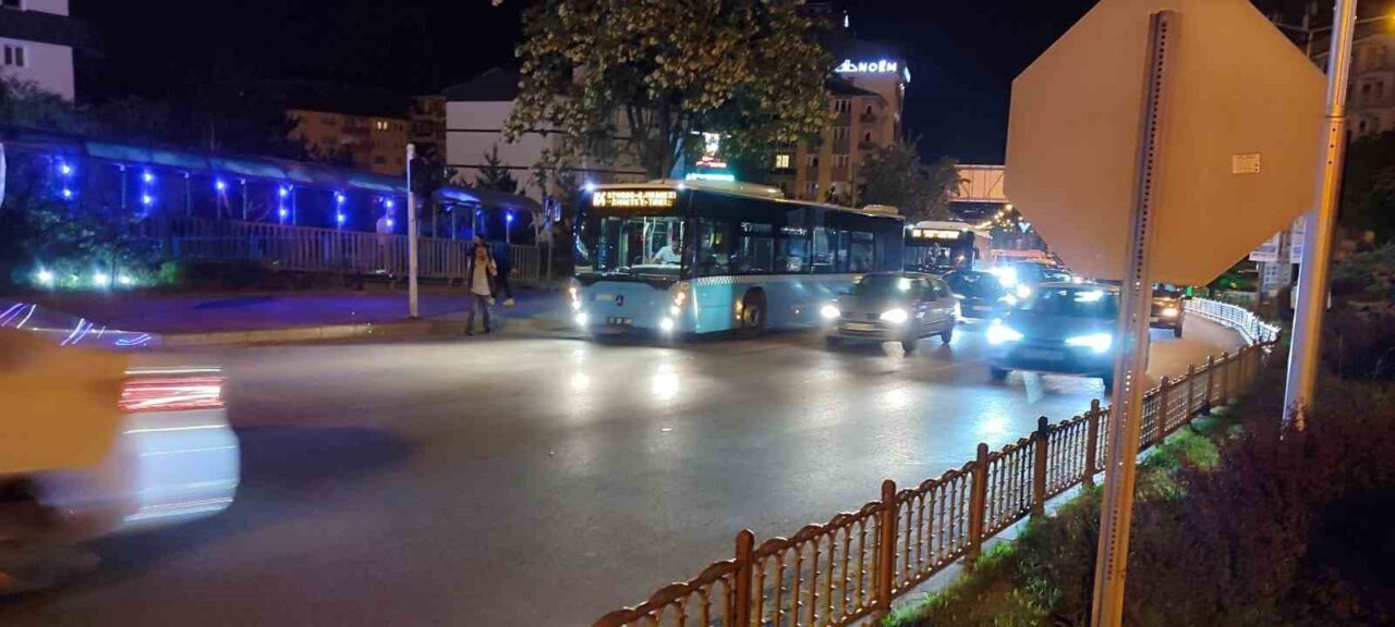 Erzurum’da otobüsten inen üniversite öğrencisine motosiklet çarptı Erzurum’da Atatürk Üniversitesi