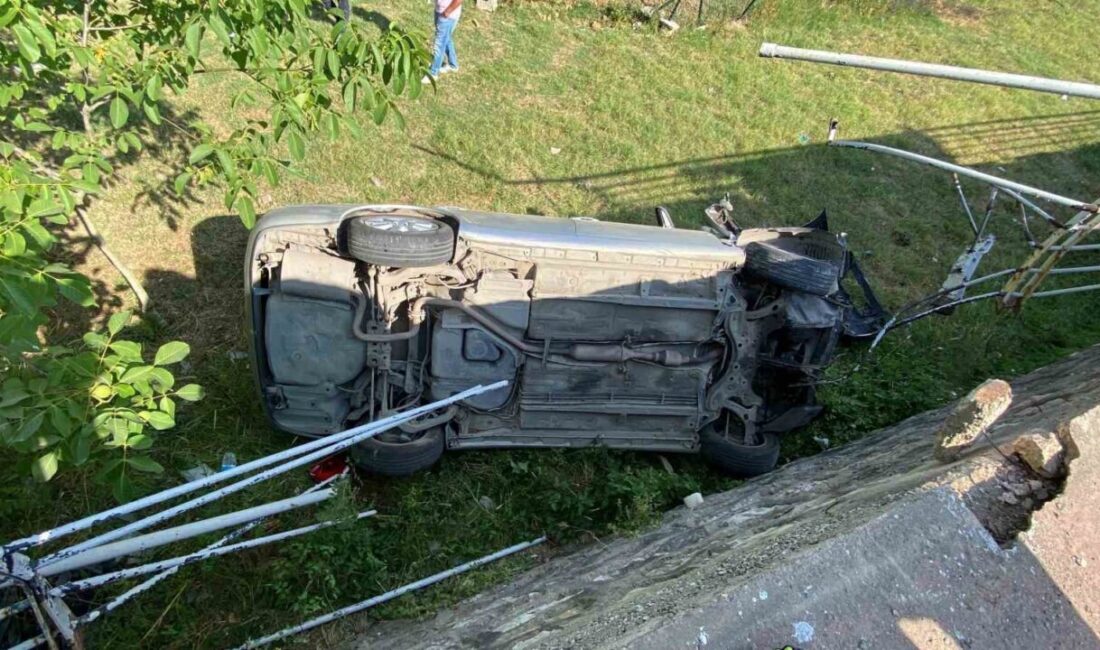 Kocaeli’nin İzmit ilçesinde demir korkuluklara çarpıp, 2 metre yükseklikten takla