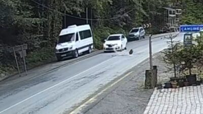 Rize’de yamaçtan kopan kaya otomobilin önüne düştü. Otomobilin saniyelerle kayadan