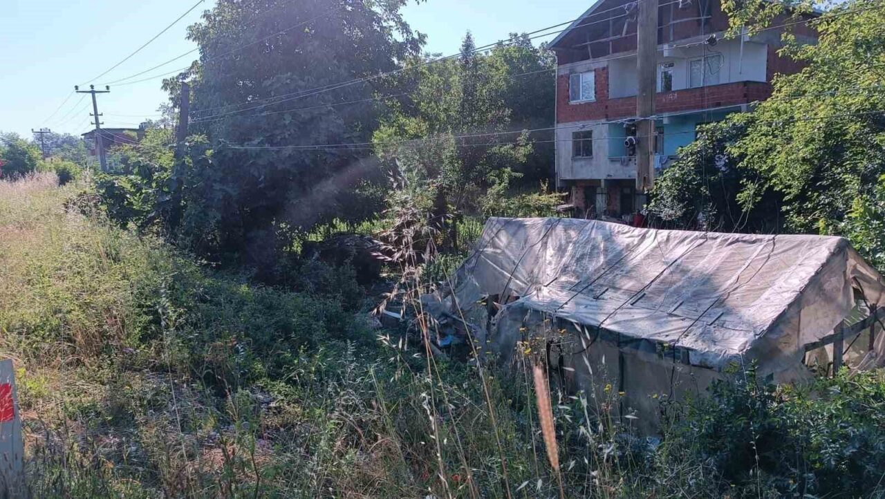 Zonguldak istikametine ilerleyen otomobil, sürücüsünün direksiyon hâkimiyetini kaybetmesi sonucu önce