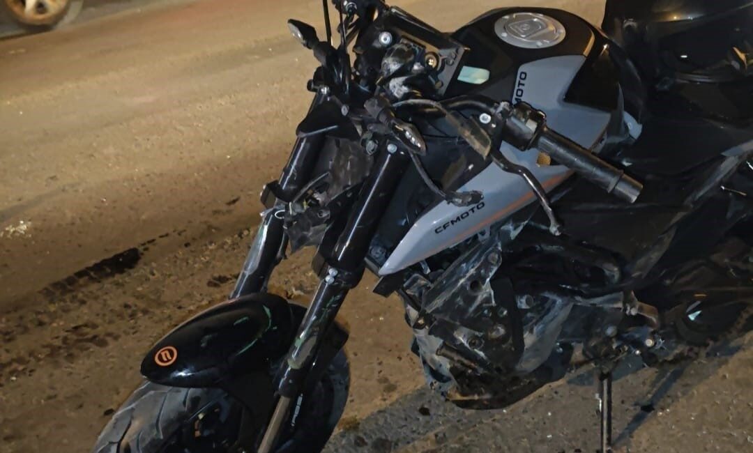 Sakarya’nın Akyazı ilçesinde dönüşe geçen otomobille kafa kafaya çarpışan motosiklet