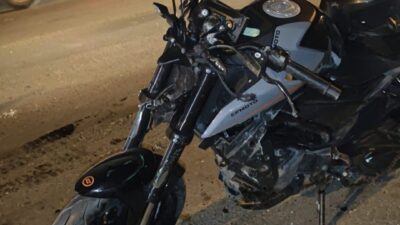 Sakarya’nın Akyazı ilçesinde dönüşe geçen otomobille kafa kafaya çarpışan motosiklet