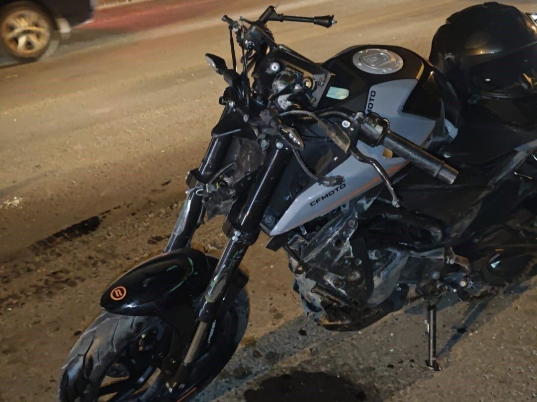 Sakarya’nın Akyazı ilçesinde dönüşe geçen otomobille kafa kafaya çarpışan motosiklet