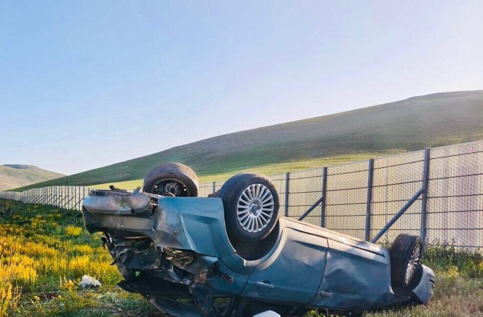 Sivas’ta sürücüsünün kontrolünden çıkan otomobilin takla attı kazada 4 kişi