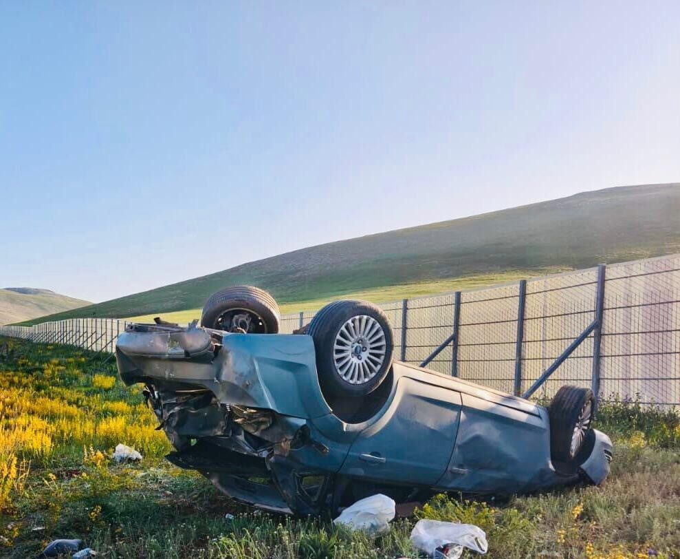 Sivas’ta sürücüsünün kontrolünden çıkan otomobilin takla attı kazada 4 kişi