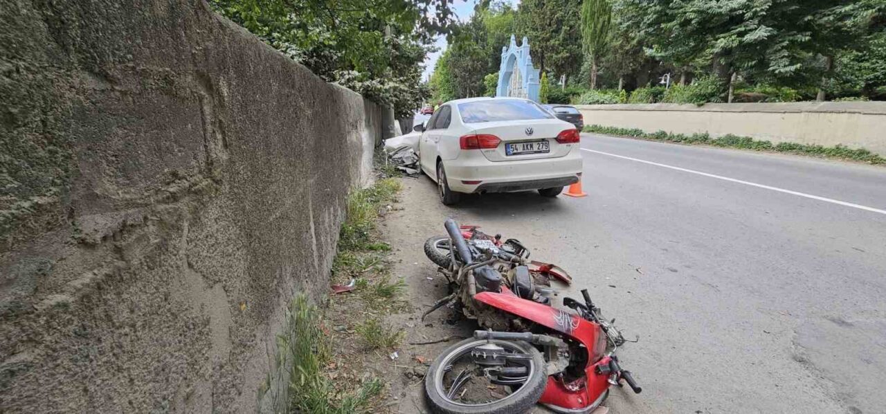 Sakarya’nın Sapanca ilçesinde otomobil ile çarpışması neticesinde ağır yaralanan motosiklet