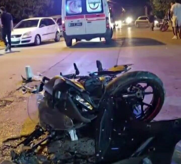 Sakarya’nın Akyazı ilçesinde otomobil ile motosikletin çarpıştığı kazada, motosiklet sürücüsü