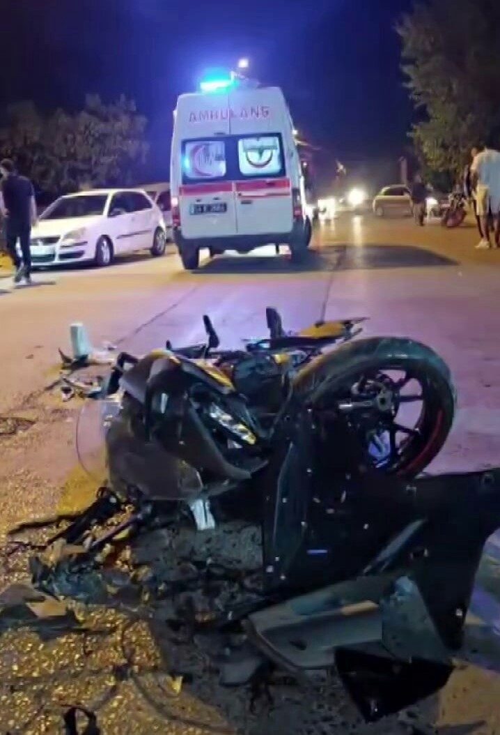 Sakarya’nın Akyazı ilçesinde otomobil ile motosikletin çarpıştığı kazada, motosiklet sürücüsü