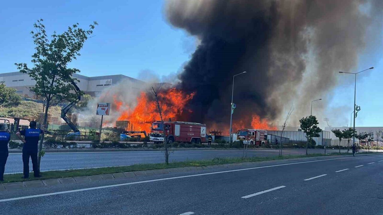Kocaeli’nin Çayırova ilçesinde palet fabrikası alev alev yanıyor. Bölgeye çok