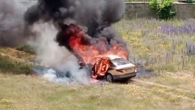 Erzurum’da boş arazide park halinde bulunan taksi bir anda ön